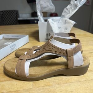 Croft and barrow women’s sandal size 7